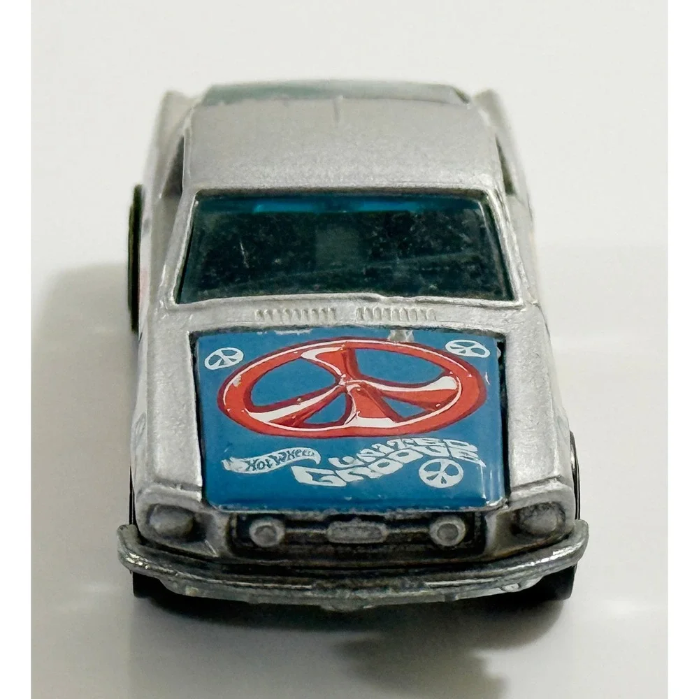 Hot Wheels 1967 Ford Mustang Kids 1:64 Silver Peace Sign United Groove 1968 Base